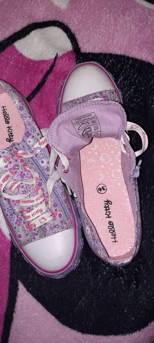 Tenesi pentru fete sau dama hello kitty