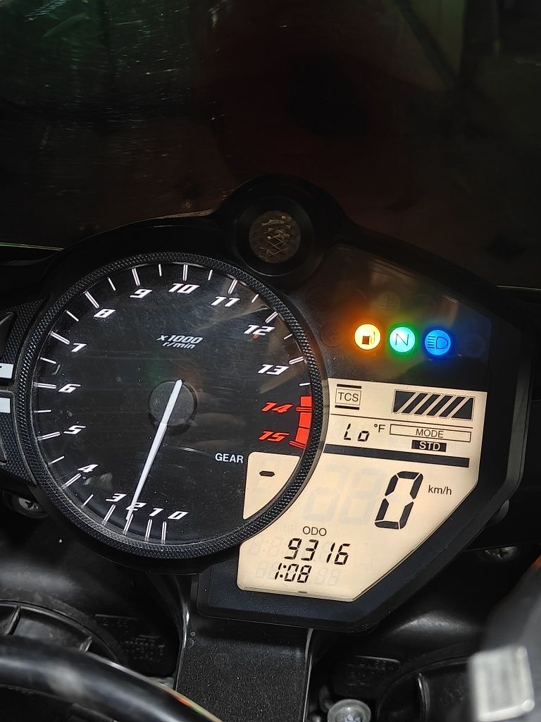 Yamaha yzf R1 sotiladi