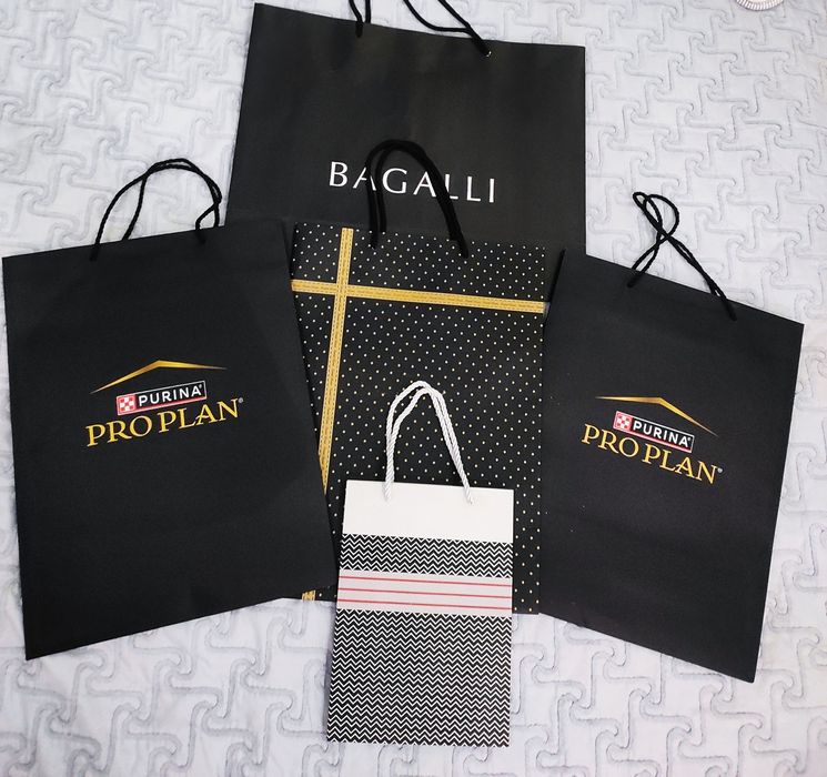 Продаются подарочные пакеты большие 4 шт и 1 маленький.