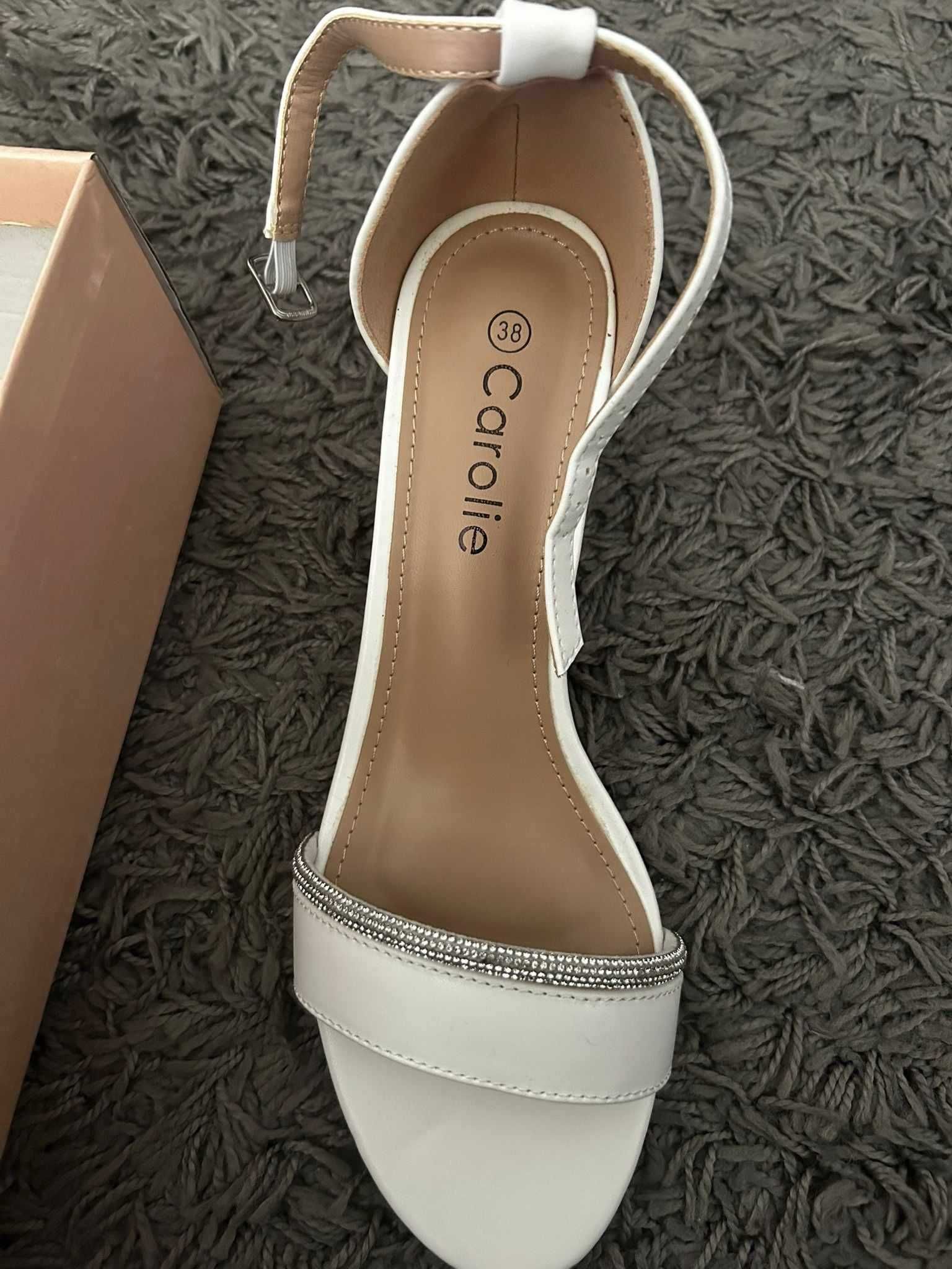 Vand sandale noi din piele albe comode