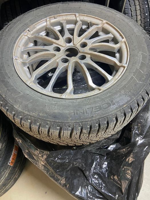 Продам шипованные шины с дисками