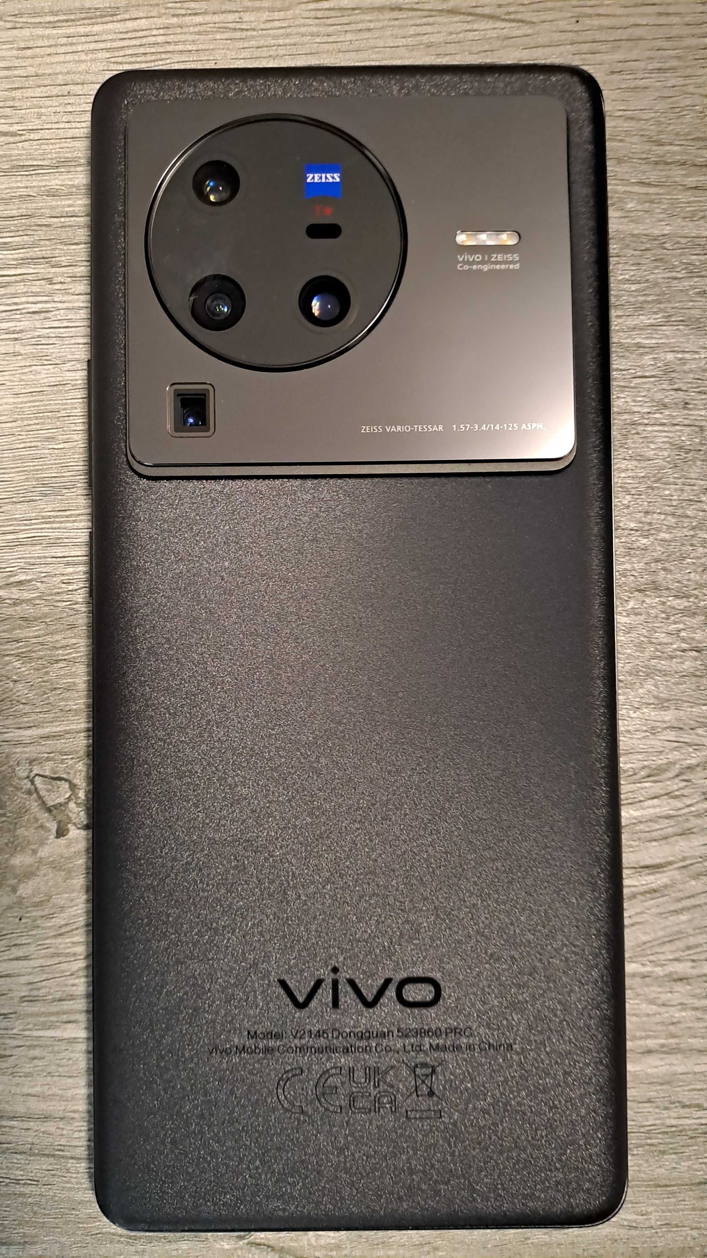 VIVO X80 PRO in cutie și accesorii