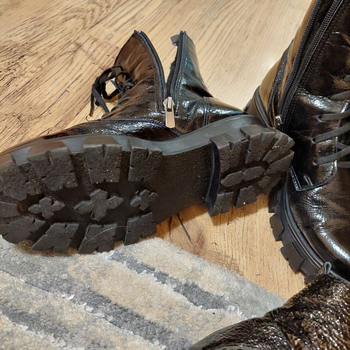 Боти от естествен лак