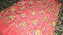 Material brodat, culoarea rosu, broderie multicolora, auriu