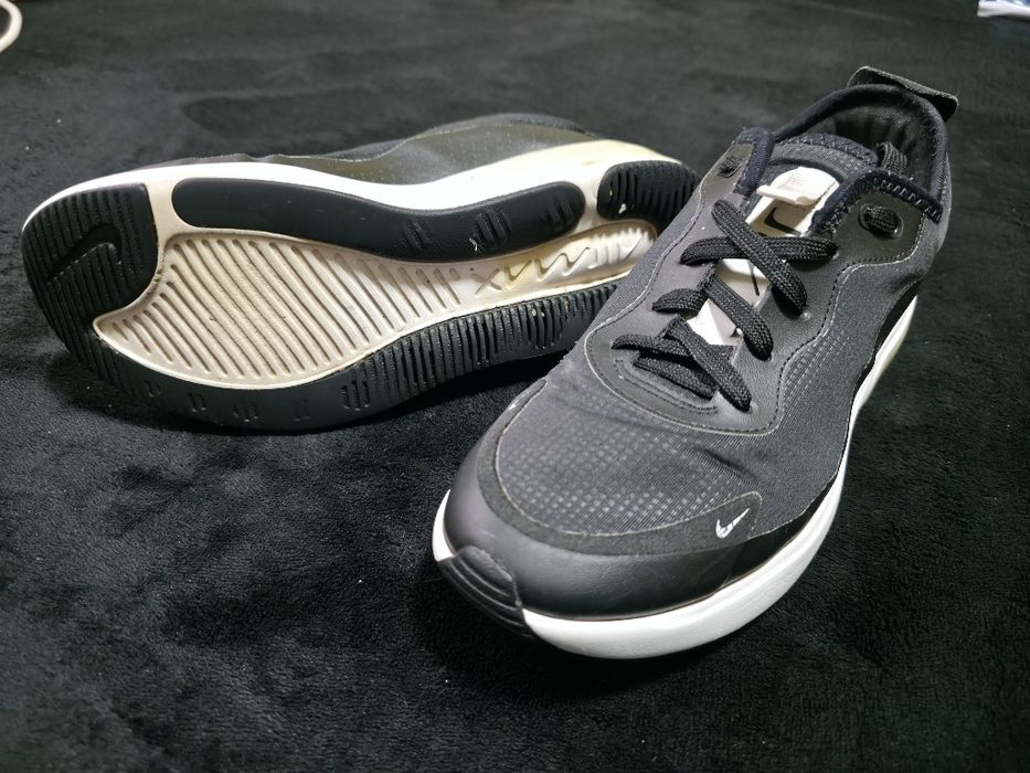 Vând adidași în stare bună.