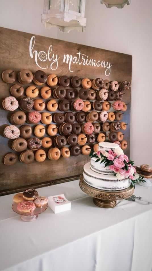 Vata de zahar donut wall perete de gogosi