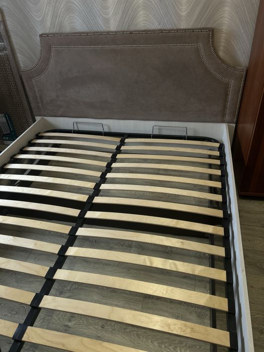 Кровать двуспальная с подъемным механизмом