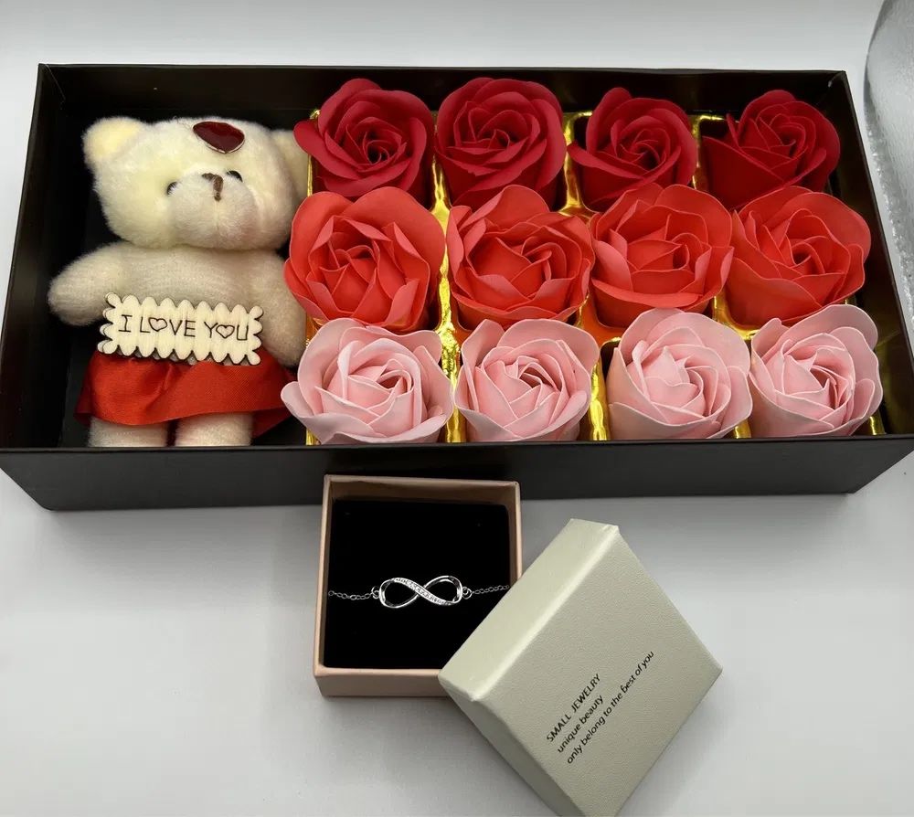 Кутия със сладко меченце и вечни рози! Оригинален подарък .