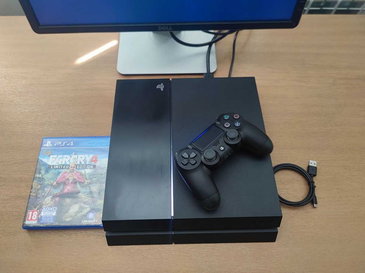 Playstation 4 със игра Fifa, джойстик, кабели, PS4 конзола