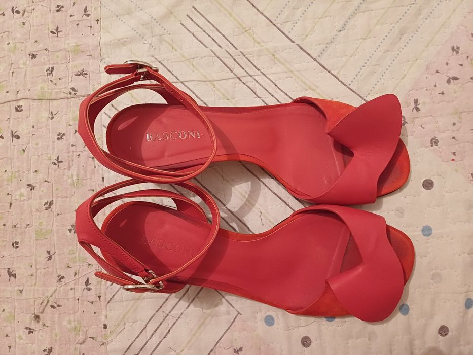 Продам женские туфли Basconi