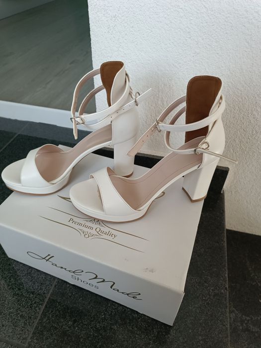 Бели сватбени обувки