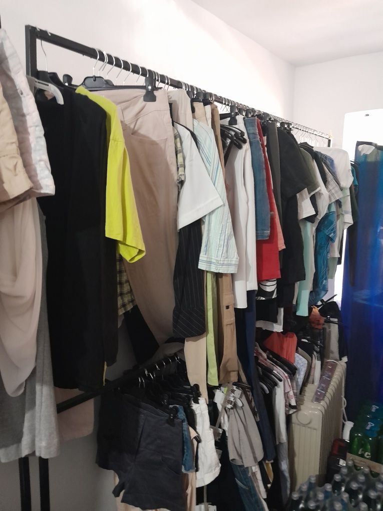 Haine noi cu eticheta H&M și second-hand