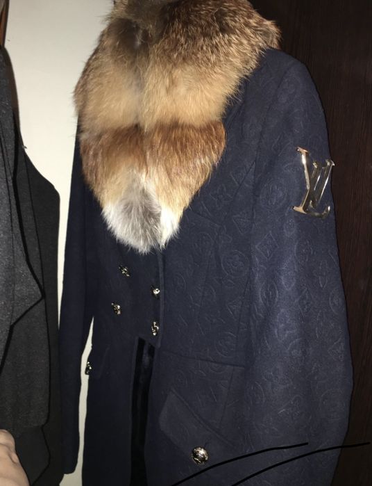 Palto ayollarniki b/u 36 razmer Louis vuitton