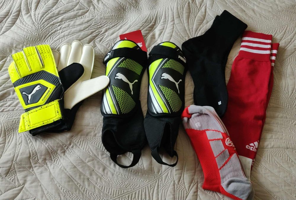 Set fotbal Puma(apărători si mănuși)și șosete lungi