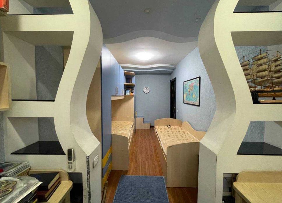 Центр 3 комнатная 3 этаж 77 серия Ойбек Метро рядом