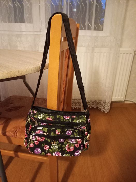 Дамски чанти с много прегради.