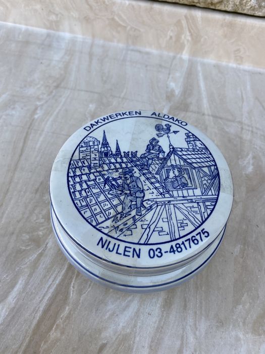 Холандска порцеланова кутия на делфт