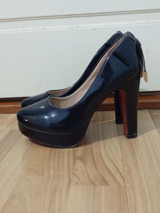 Ayollar tuflisi kabluk poshna