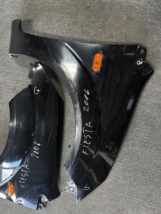 Aripa fata Ford Fiesta 2006 2007 stanga dreapta negru cu defecte