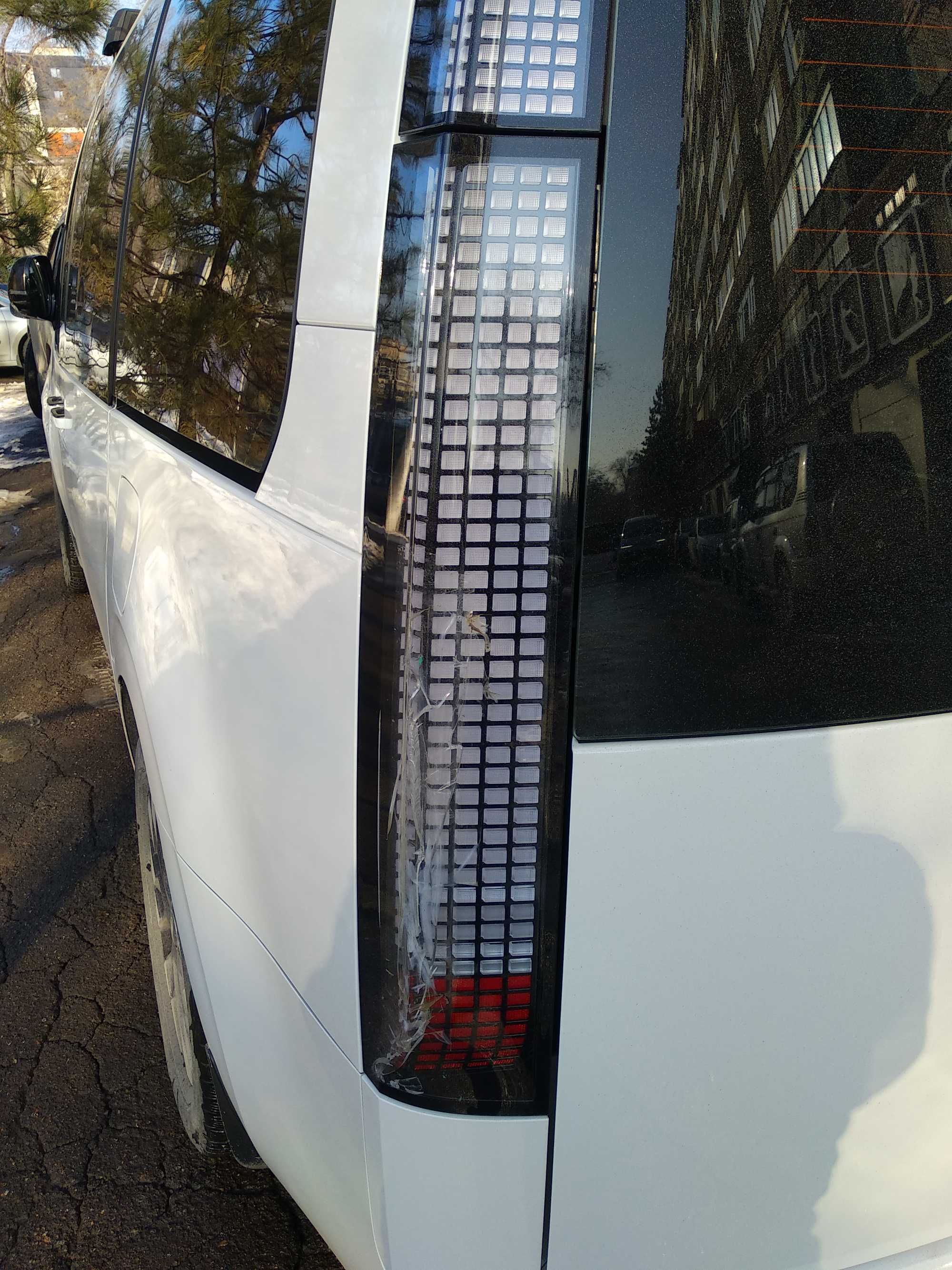 Фонарь задний, на Hyundai Staria led, стоп, на стекле повреждения.