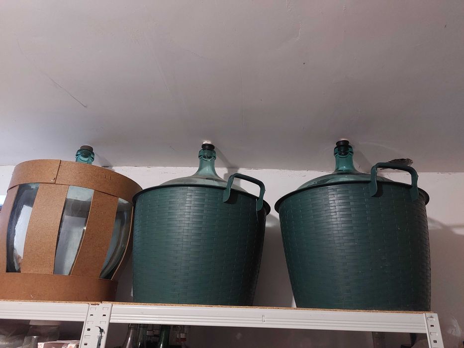 Butoi fibră sticlă 100 litri si 4 damigene 50 litri cu coș protector