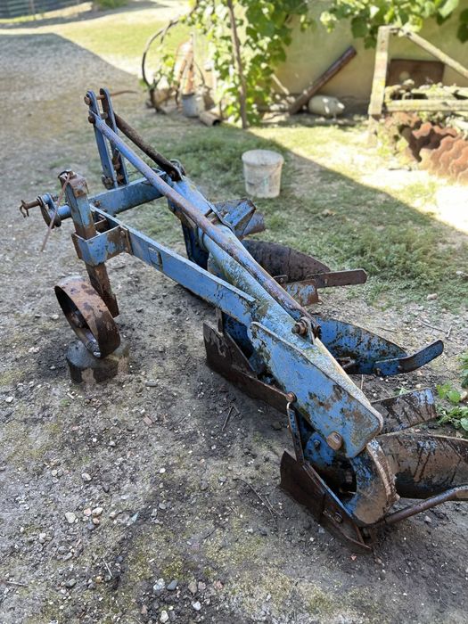 Vând plug cu trei brazde.