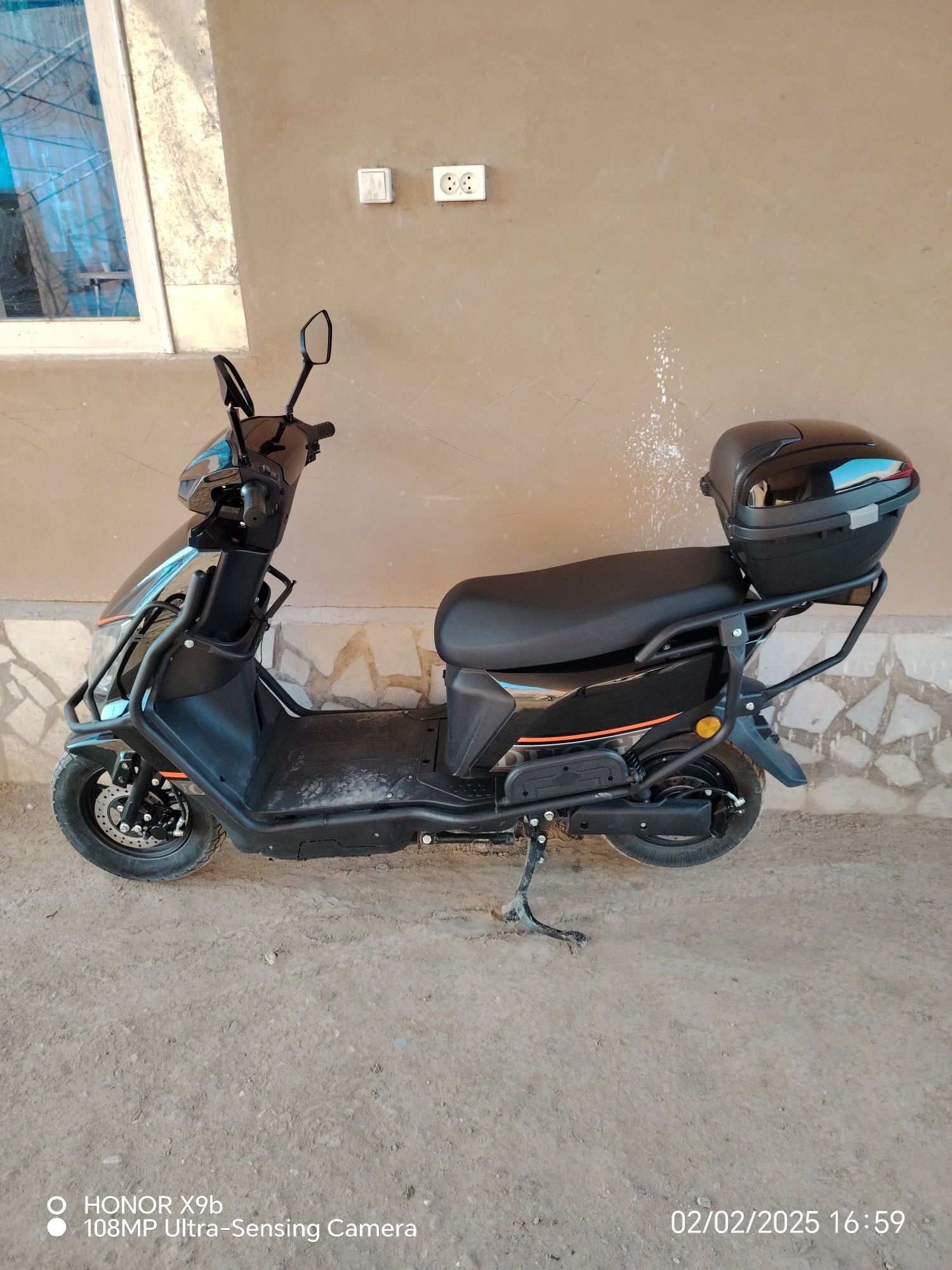 Skuter sotiladi. Holati alo darajada.