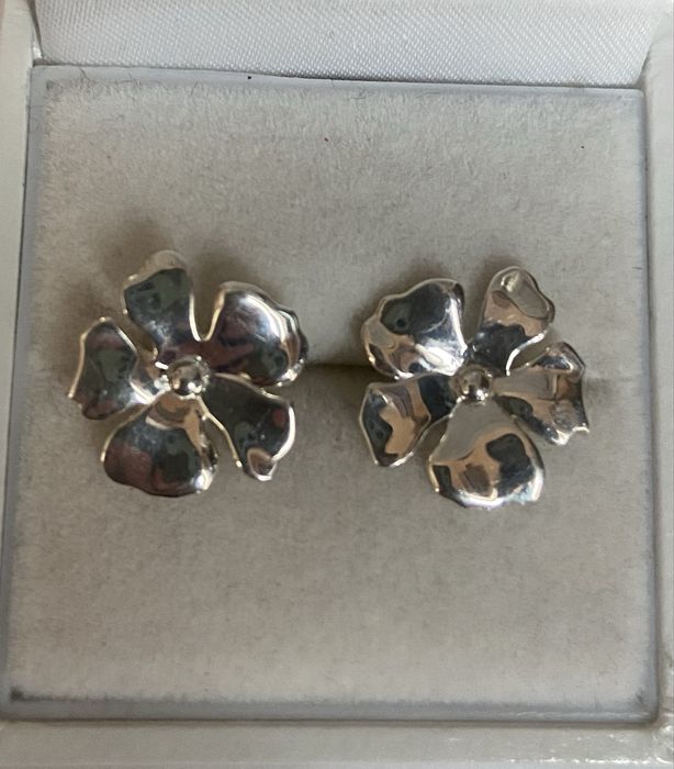 Cercei din argint in forma de floare
