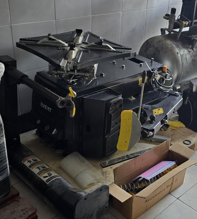 Машина за монтаж и демонтаж на гуми EVERT BP870N - за Run-Flat