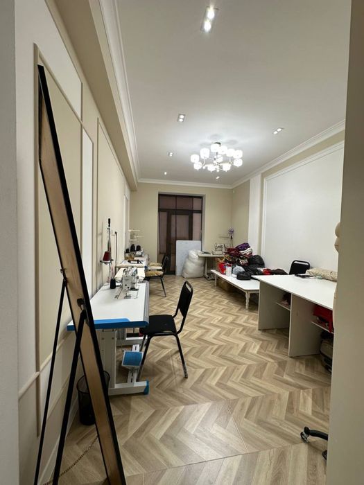 3 xonalik kvartira sotiladi. 1-etaj 92 kv lik xonadon.