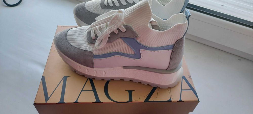 Кроссовки новые женские