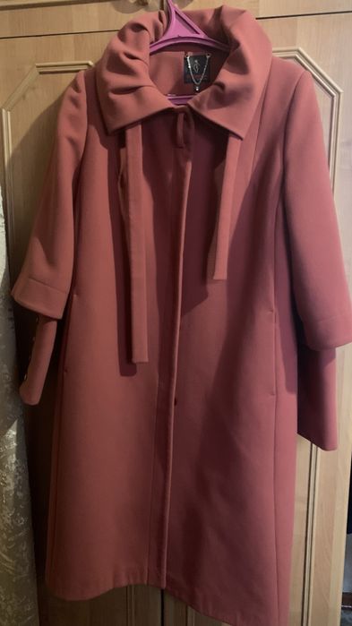 Продам вещи б.у. 2пальто, вечерние платья