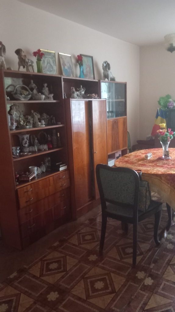 Vând apartament cu 3 camere in zona Titan