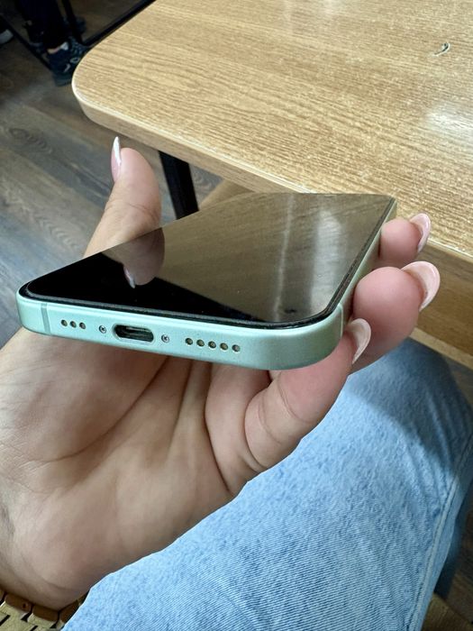 Iphone 15 green