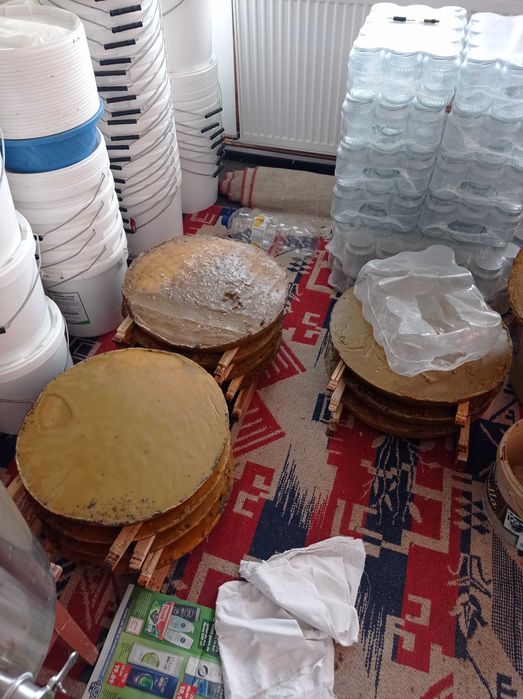 Cutii stupi, alimentatoare