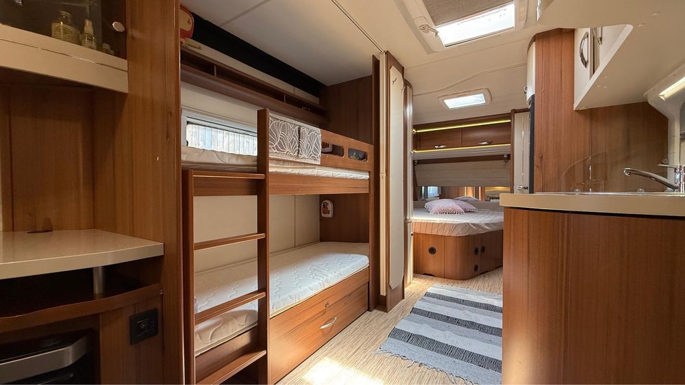 Продавам каравана Hobby 650 с навес на къмпинг Делфин