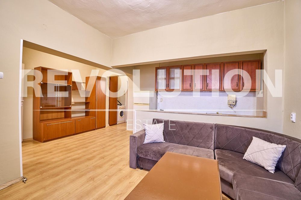 Дава се под наем Двустаен апартамент в Пловдив, Център - 80 кв.м за 357 € - Снимка #1