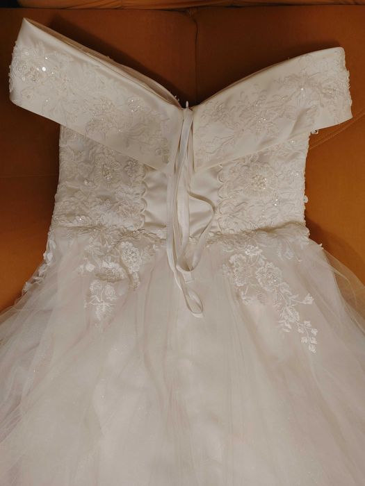 Rochie de mireasā cu accesorii si coronitā