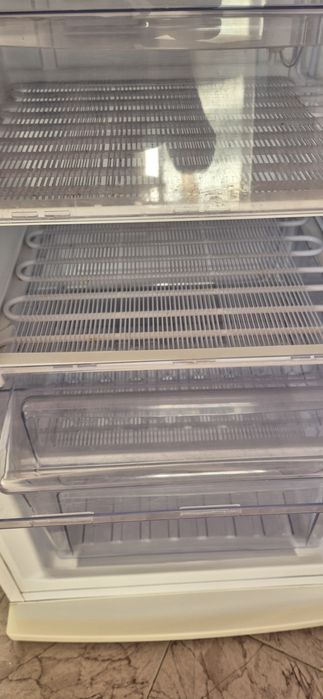 Продавам хладилник с долен фризер "Финлукс"