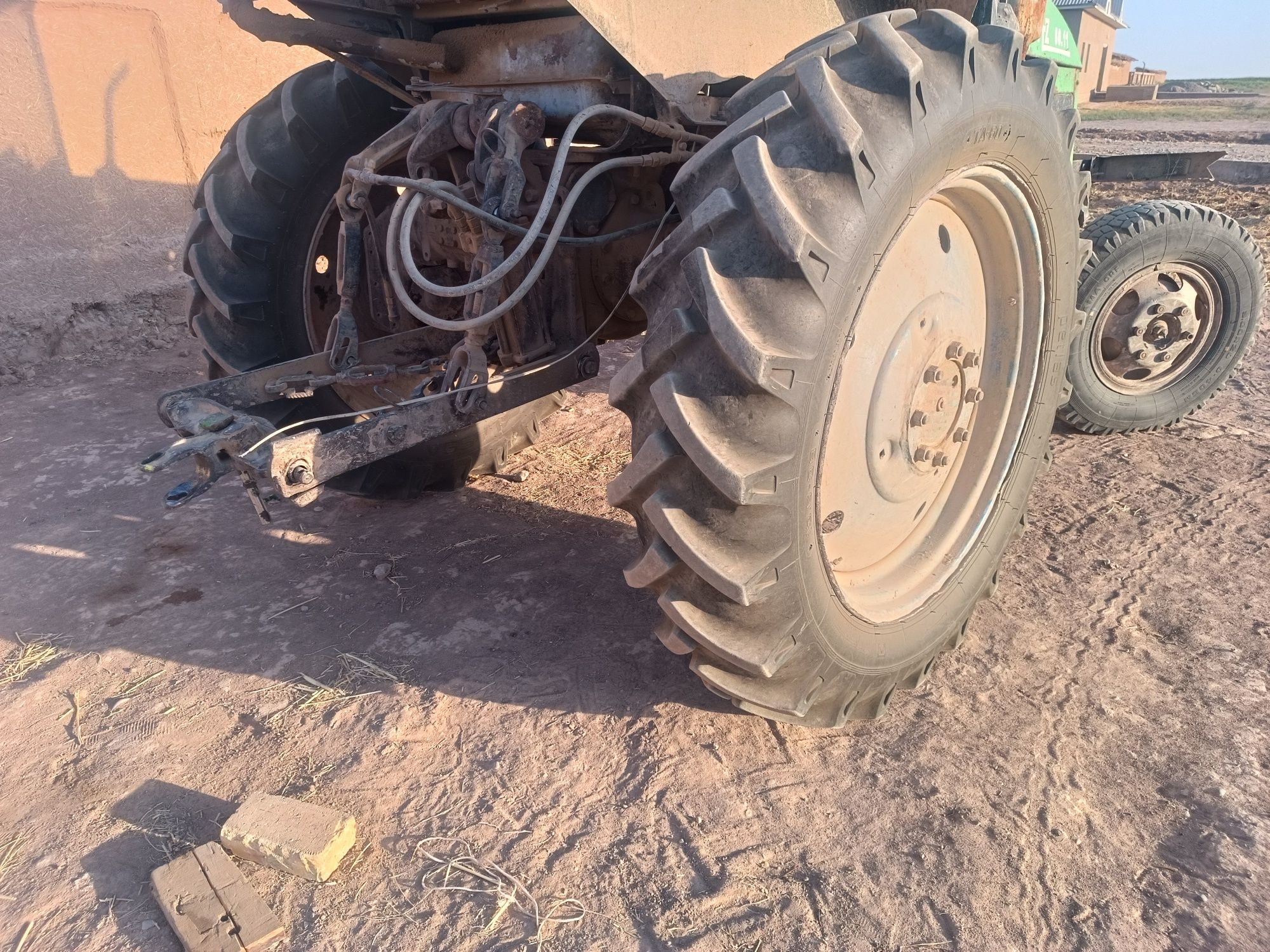 Xachir traktor sotiladi