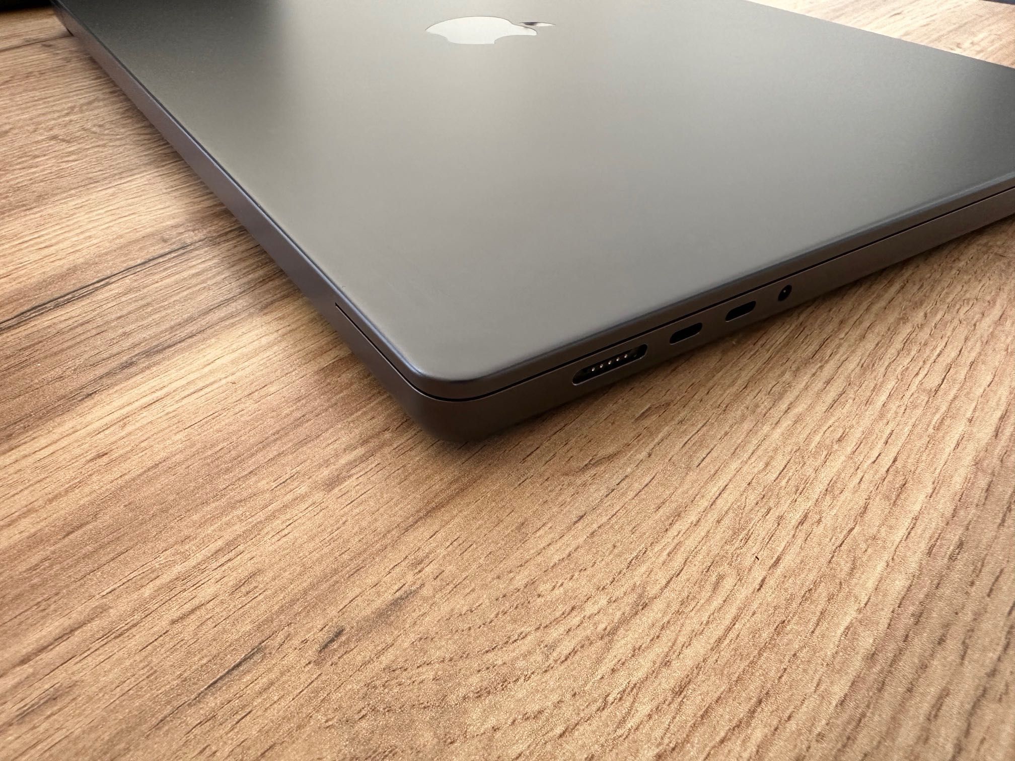 MacBook Pro 16" M4 PRO Chip 14-CPU/20-GPU/24RAM/ 4TB SSD В ГАРАНЦИЯ