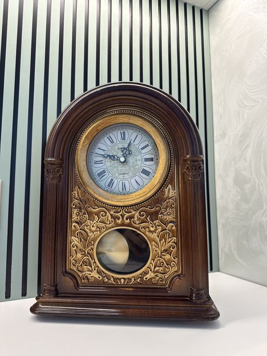 “настольные часы” с деревянным узором