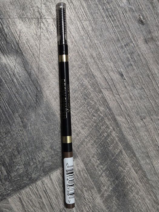 Fond de ten, pudra, creion sprancene