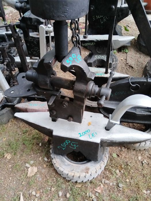 Nicovala și menghina foarte veche