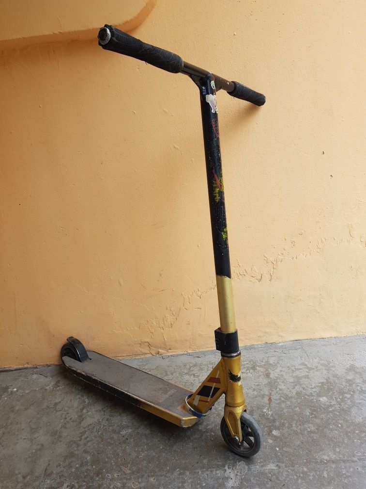 Тротинетка за трикове denominator scooter  black and gold T-BAR