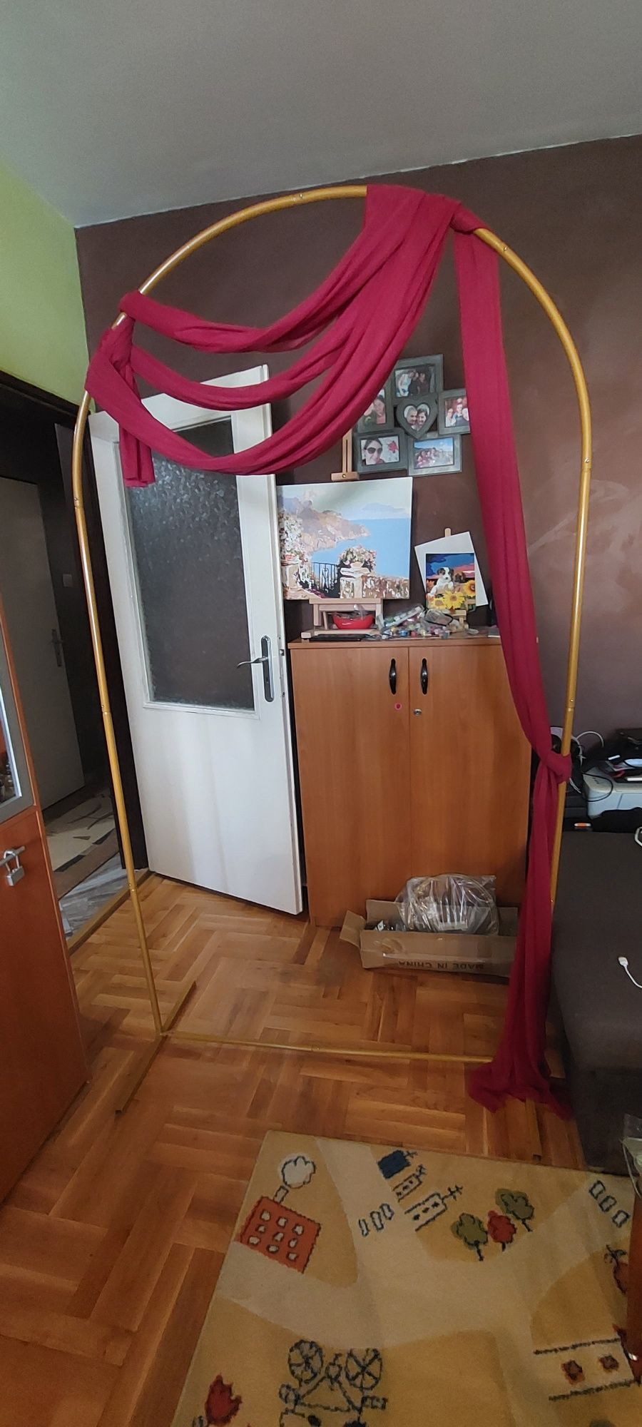 Метална арка -размери 2,20м × 1,20м с бордо воал подарък