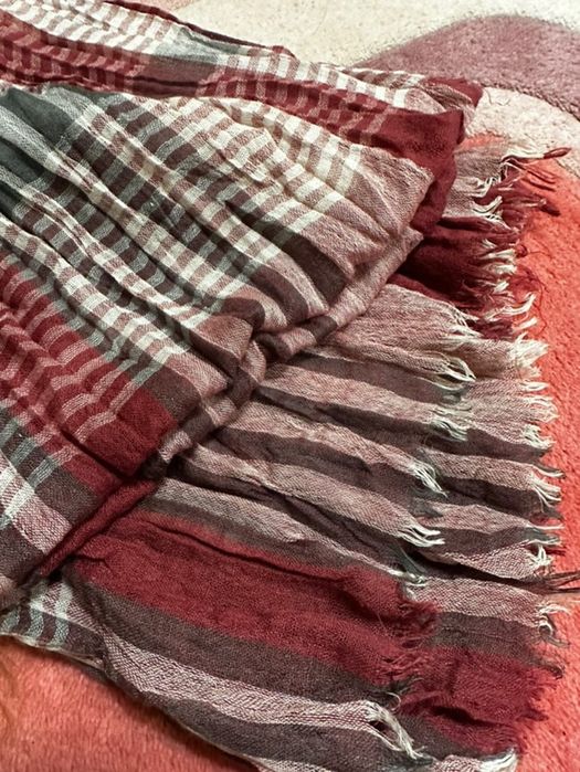 тънък шал с ресни