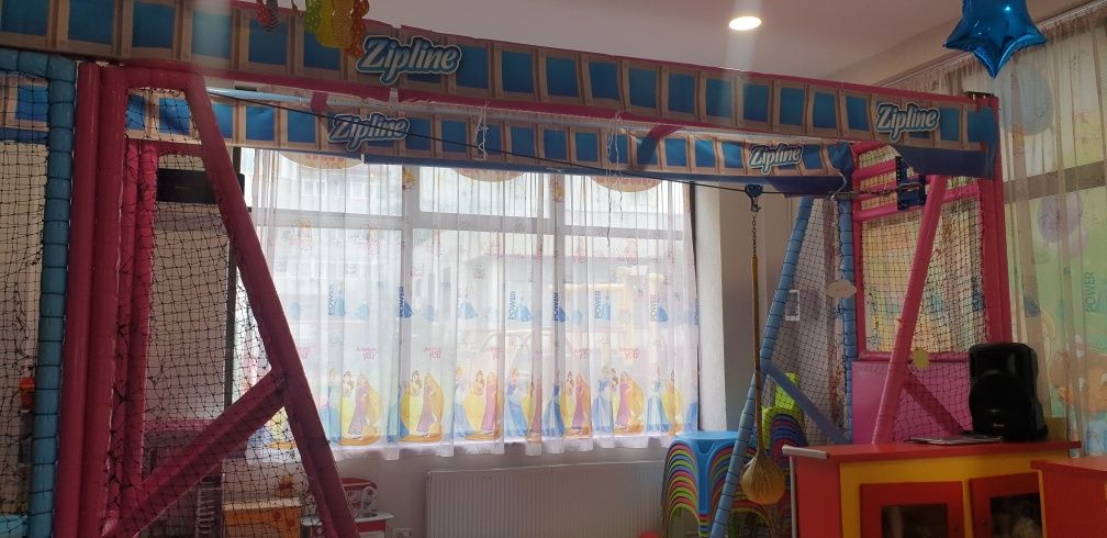 Loc de joaca modular pe 3 nivela si tiroliana folosite