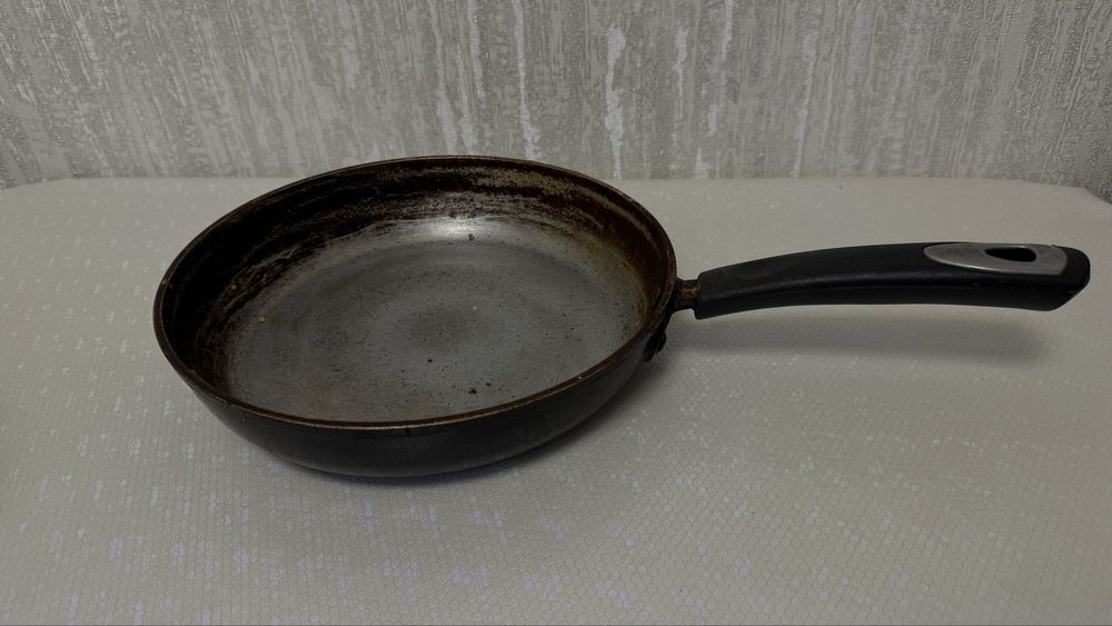 Срочно связи с переездом сковородка