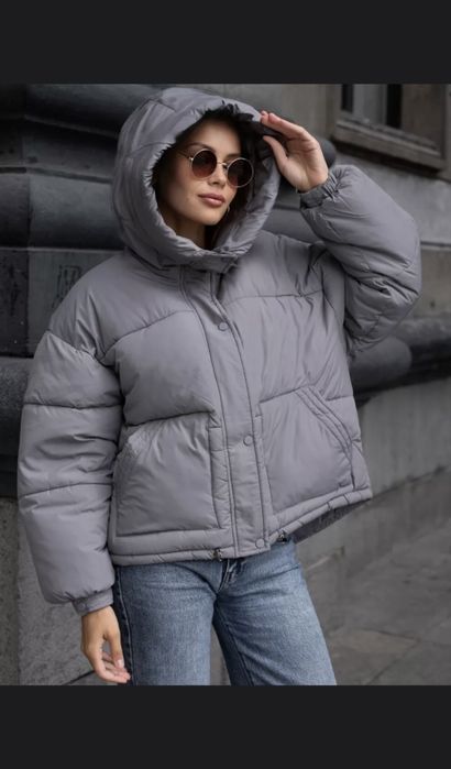 Куртка короткая зимняя с капюшоном.